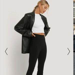 Kostymbyxor - Svarta kostymbyxor med slits från NAKD i storlek 32. Helt oanvända, och alla lappar är kvar. 