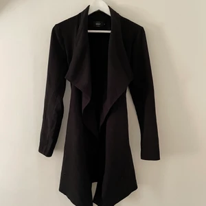 Only trenchcoat  - Trenchcoat från Only i svart. Tillkommande bälte. Storlek S. Skriv för bilder med trenchcoaten på, för bättre bild av passform osv. Nypris 400kr, säljer för 150 + frakt (frakten kan variera utöver skrivet pris).