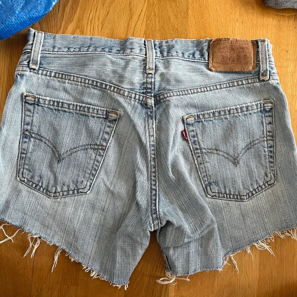 Säljer dessa jeansshorts från Levis inköpta på second hand i newyork! Står ingen storlek men passar xs-s 🌷. Shorts.