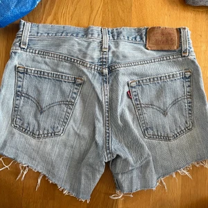Lågmidjade Levis jeansshorts - Säljer dessa jeansshorts från Levis inköpta på second hand i newyork! Står ingen storlek men passar xs-s 🌷