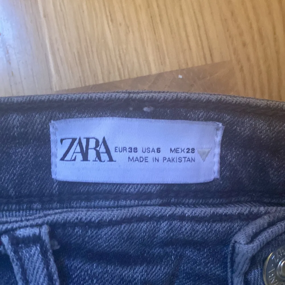 jag säljer mina gråa zara jeans för att jag inte gicllar hur dom sitter på mig, dom är perfekt i passformen.. Jeans & Byxor.