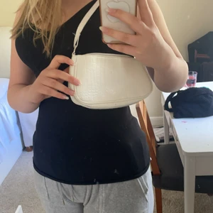 vit axelväska  - säljer nu denn vita axelväska eftersom den inte har kommit till så mkt användning. skulle nog passa bra till sommaren dock <33