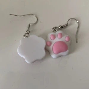 Örhängen  - Örhängen som ska föreställa tassar! 