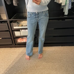 Midrised straight zara jeans - Säljer mina skitsnygga jeans från zara i storlek 36, men sitter som en 34 men kan även funka som 38. Endast använda 1-2 gng och köpta för bara kring en vecka sedan. Hör av er för mer info❤️
