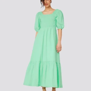 Sommarklänning  - Fin sommarklänning storlek L Cubus 💚 Använd en gång! Sitter som på bilden , säker pga av att jag köper på mig för många klänningar 👗 