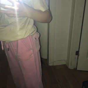 Super fina byxor som är i färgen rosa🤍💗 - Den är rosa i färgen storlek är 139-140 och finns men kofta om man erbjuder lite högre.jag vill byta elr sälja men byta mot röd elr blå💓💗