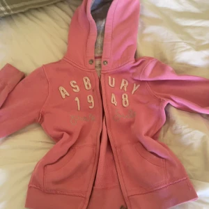 Rosa hoodie  - säljer en av mina favorit tröjor❤️❤️ hade gärna behållt den men vuxit ur den med åren. Den är XS men fyndar som S oxå<33