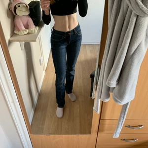 Lowrise jeans - (säljs billigt då mamma rensade sin garderob från 90-talet och annars skulle de slängas) 180kr+frakt! oanvända jeans, riktigt sköna jeans, stretchiga och lågmidjade, passar mig som har S i jeans! Frågor eller mer bilder på dm! (postbevis går att f