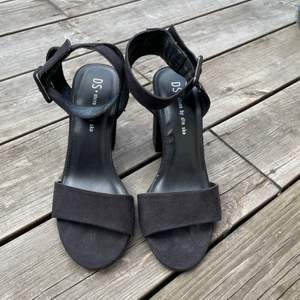 Svarta klackskor från Din sko, använda 1 gång, storlek 35