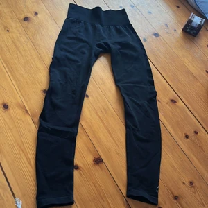 Träningsbyxor strl M  - Svarta träningsbyxor strl M, passar S. Säljer för att dom aldrig används. Endast använda 1 gång!! Jättesköna 