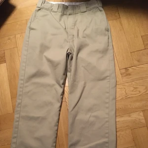 Dickies chino - Byxorna är använda men inte slitna, passar perfekt om du vill ha en ”relaxad fit”.                        Inköpspris: 650kr