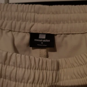 SWEET SKTBS cargo pants - Hej. Säljer nu dessa snygga beiga cargo byxor från Junkyard. Inget fel på byxorna. Inga fläckar eller slitage. Knappt använda. Storleken på byxorna är M (oversized passform). Köpta för 700kr men säljer för 250kr. 