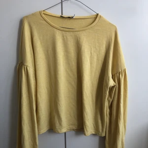 Gul tröja  - Fin gul tröja med ballongärm från Na-kd, storlek M