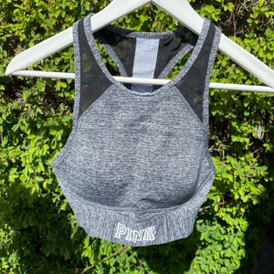 Pink sport-bh - Nästintill oanvänd sport-bh från Pink. Skulle säga att den passar A/B kupa. Nypris 300kr