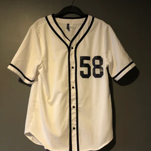 Hm ”baseball” t-shirt  - Hm divided stor t-shirt