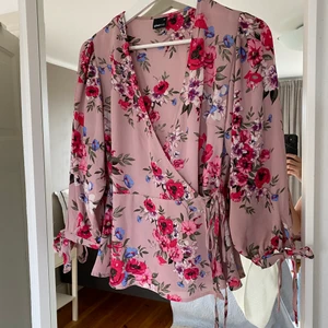 Blus/topp  - En somrig topp/blus som är i nyskick. Säljer på grund av att den är för liten! 