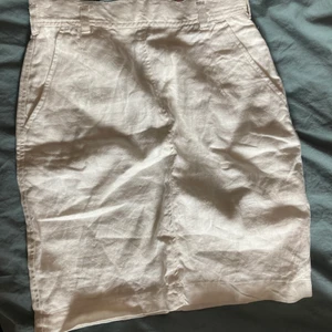 Vit kjol från Marc O’Polo - Fin vintagekjol från Marc O’Polo. Slutar på mitten av låret ungefär och har en dragkedja baktill. Lite ”noppigt” i tyget men det är 100% linne så tycker inte det ser så farligt ut. Lite trådar sticker ut i midjan också. Kan mötas upp i Gbg eller frakta mot betalning❤️