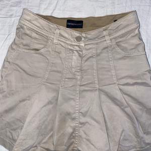Beige kjol från Emporio Armani i storlek 38. 