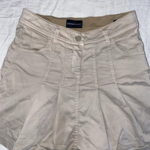 Emporio Armani kjol  - Beige kjol från Emporio Armani i storlek 38. 