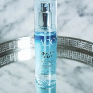 ACO - RESCUE MIST  - Helt ny/oöppnad ACO - RESCUE MIST ansiksåterfuktning för känslig hud ACO Rescue Mist är en återfuktande face mist som lugnar torr hud och ger huden en härlig fuktboost. Fuktsprayen innehåller vitamin C som skyddar huden från fria radikaler och bidrar till att behålla hudens naturliga lyster. Pro-Vitamin B5 lugnar huden och verkar barriärstärkande. Huden blir härligt mjuk, återfuktad och fräsch. Spraya i ansiktet vid behov. Jämn och fin formula som kan användas ovanpå makeup. Med mild doft av vit