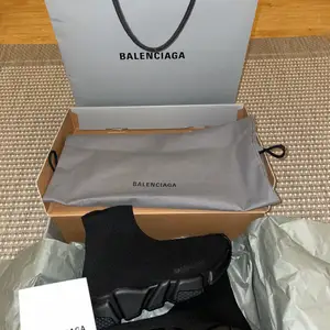 Balenciaga Speed lt sneaker knit sole monocolor, balck/black helt nya oandvånda. Köpta i Italien 2022-04-29. Storlek 35 men passar mig som normalt bär storlek 36 &37, dom är lite stora i storleken. (Väldigt bekväma) säljer dom på grund av att jag ångrade mitt köp, va ett impulsköp som jag inte tänkte mig för.