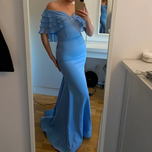 Oanvänd bal/fin klänning - Hej! Har denna vackra klänning med släp från Femini som jag skulle haft min bal (som blev inställd) år 2020 inför studenten. Prislappen är kvar och orginal fodralet till den följer med. Jag är 175 cm lång. Funderar på att sälja den till ett bra och rimligt pris så skriv till mig om du är intresserad!💕 Orginalpris 3500 kr.