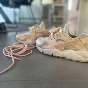 Skor  - Sjukt snygga ljusrosa skor! Väldigt fint skick. Storlek 38,5 men själv har jag ungefär 38-37,5 så dom är lite små i storleken! Säljer för 600kr