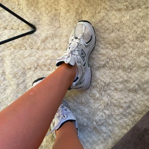 New balance 530 - Sjukt bra skick, storlek 37 men passar mig som har 36 i alla skor, alltså små i storleken. Köparen betalar frakt på 69 kr 💗 in princip slutsålda överallt 