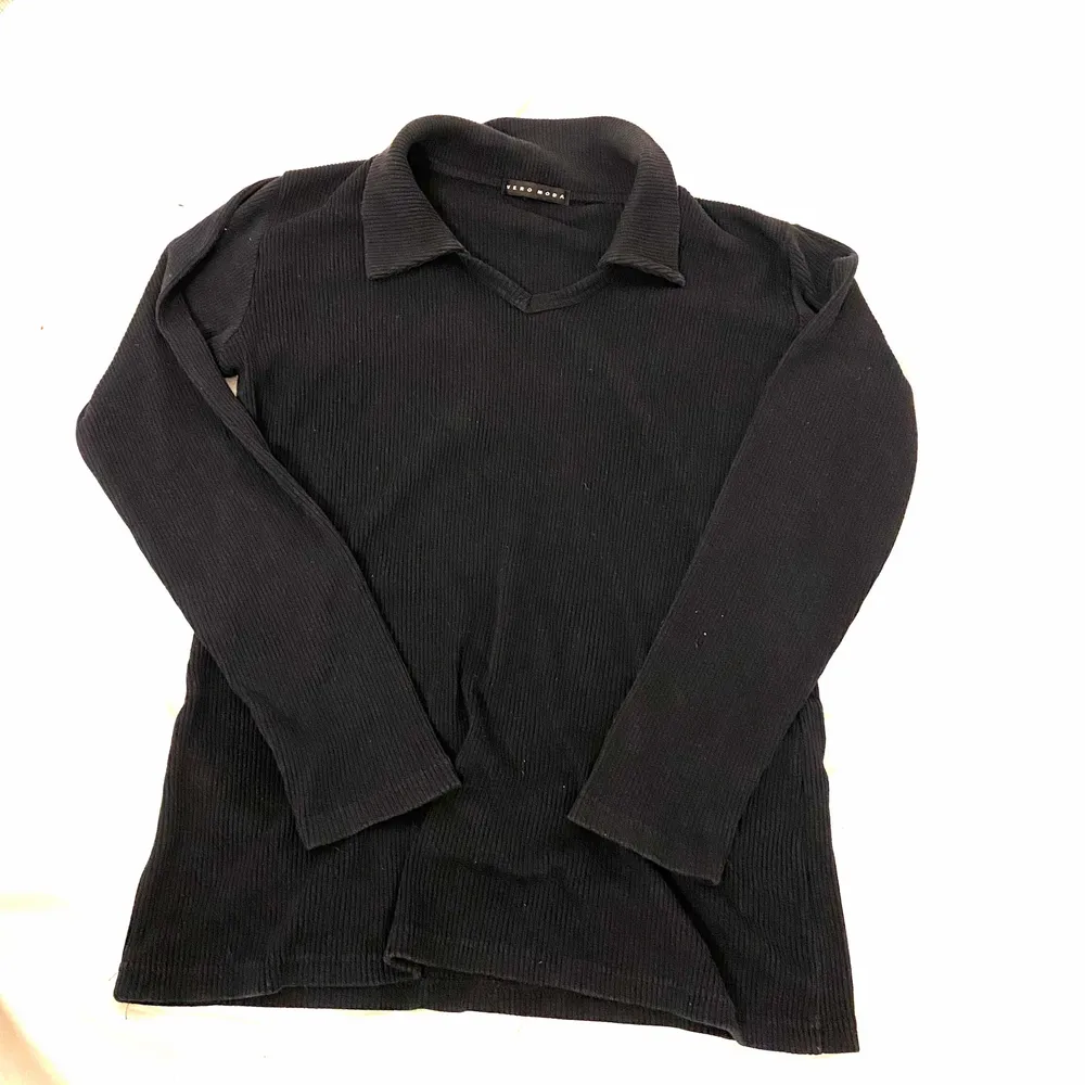 Mörkblå-Svart tröja från Vero Moda i storlek L, sitter dock som en Small. Tröjor & Koftor.