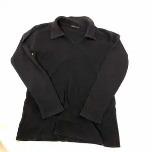 Mörkblå-Svart tröja från Vero Moda i storlek L, sitter dock som en Small