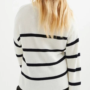 Stickad randig tröja - Svart/vit randig trendig tröja, bra skick, endast använd en gång och kostade 550 kr från början. Tröjan är i stl xs men funkar till S och M sizade med!