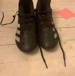 Adidasfotbollsskor - Dom är använda i gott skick. Ny pris 600-750kr