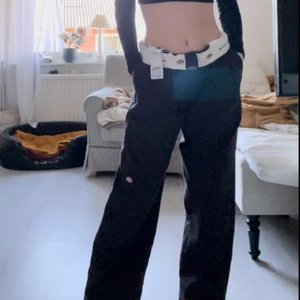 Dickies Byxor - Populära dickies byxor som tyvärr inte kommer till användning. Dom är storlek 33,34 och passar mig som har Xs/S om ni vill ha dom lite baggy✨dom är som nyskick! Direktpris 300kr!!