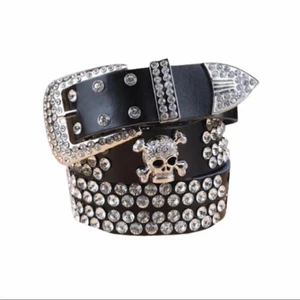Rhinestone Bälte Dödskalle  - Fett Rhinestone Bälte i bra kvalitet likt BB Simons ⚫️ Aldrig använd ⚫️ O/S ⚫️ DM för frågor eller bud