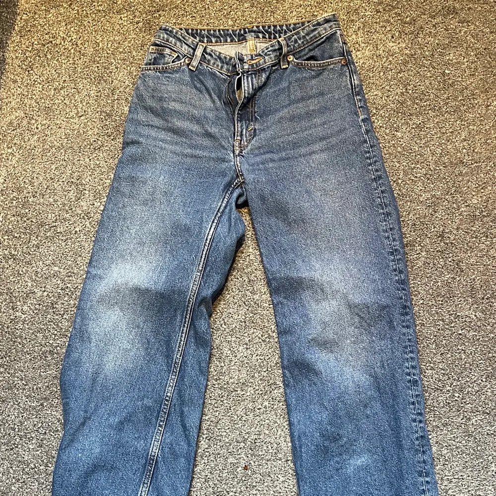 Skitsnygga yoko jeans från monki💙 . Jeans & Byxor.