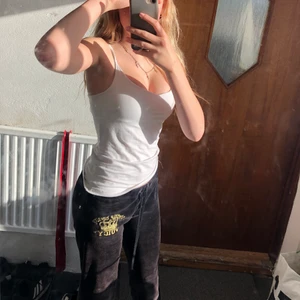 Svarta juicy byxor - Super snygga äkta juice byxor från 2000talet, låg midjade, super bra skick💗