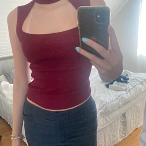 Röd topp från zara  - Slutsåld snygg topp från zara i mörkröd med cut out❤️❤️ endast använd två gånger!! Storlek s
