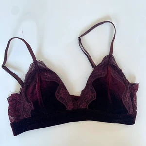 Bralette - Sammets-bralette med spets. Knappt använd säljer pga för liten🌸