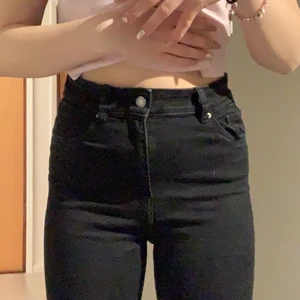 Svarta skinny jeans strl 40 - Sälja dessa jeans då de inte är min stil längre och därför inte kommer till användning🤍