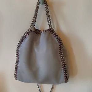 Stella Mccartney väska! - Jättefin stella mccartney väska i ljusblå med röda detaljer! Dustbag medkommer.