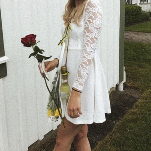 Studentklänning - Student / skolavslutningsklänning  med spets ifrån bubbleroom i storlek XS. Bra skick och endast använd 1 gång. Denna säljs inte längre tror jag! Skriv vid frågor🥰 Köparen står för frakt 🤍