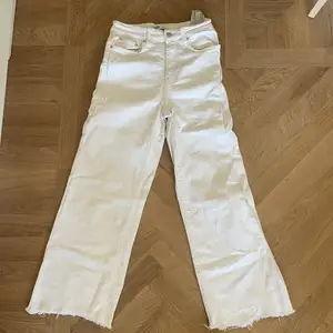 Vita jeans knappt använda , fint skick. Lite kortare modell i benen.