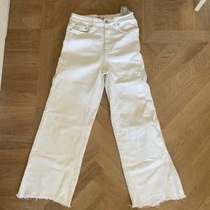 Vita jeans  - Vita jeans knappt använda , fint skick. Lite kortare modell i benen.