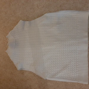 Väst från ONLY, storlek M - Säljer väst från ONLY i storlek M. Aldrig använd. 200 kr exklusive frakt.