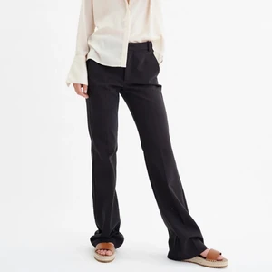 Kostymbyxor  - Säljer mina svarta kostymbyxor ifrån inwear💕 så fina och så fin passform!🤩nypris 1000kr💕skriv privat om ni har några frågor eller funderingar. Köp direkt för 350kr!🥰