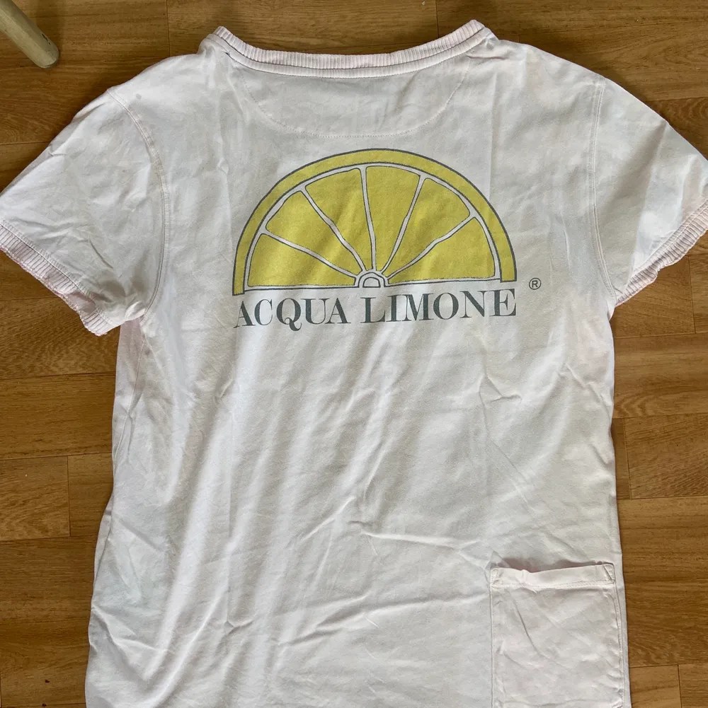 Så fin t-shirt från acqua limone! Ljusrosa men det syns inte så bra på bilderna. Storlek S men lite oversize så passar även M! Hör av er för frågor❣️. T-shirts.