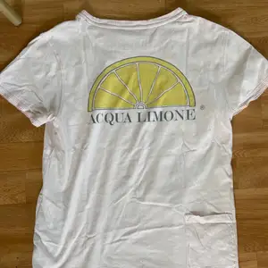 Så fin t-shirt från acqua limone! Ljusrosa men det syns inte så bra på bilderna. Storlek S men lite oversize så passar även M! Hör av er för frågor❣️