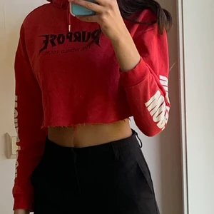 Huvtröja - Röd huvtröja med vita tryck på båda ärmarna och ett svart tryck på framsidan. Den är som en magtröja och har en luva med snören🥰 Tryck på ärmarna står det: WORLD TOUR Tryck på framsidan står det: PURPOSE THE WORLD TOUR