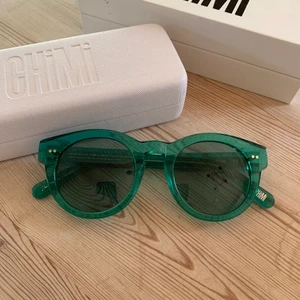 Chimi glasögon  - Svincoola Chimi solglasögon, i modellen 003 och färgen Aqua. Box och tillbehör medföljer, aldrig använda!💓 400:- (+frakt) 
