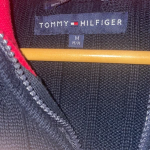 Tommy hilfiger half zip kofta - Tommy hilfiger kofta, half zip. Strlk M. Mörkblå med rött på insidan vid kragen. Perfekt skick